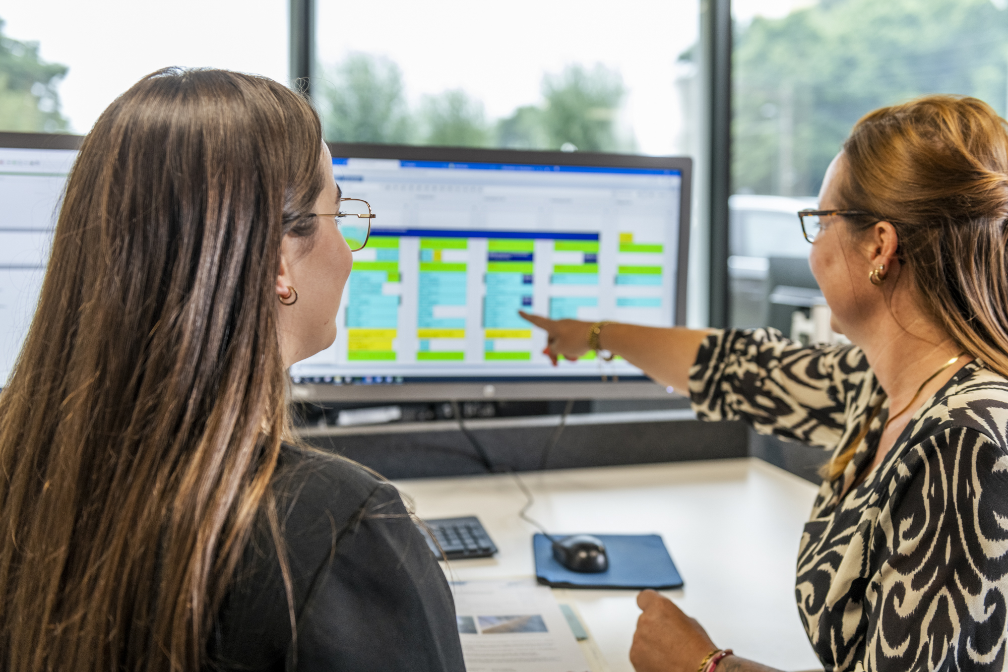 DAKaccent - medewerkers bekijken het planbord van PCA