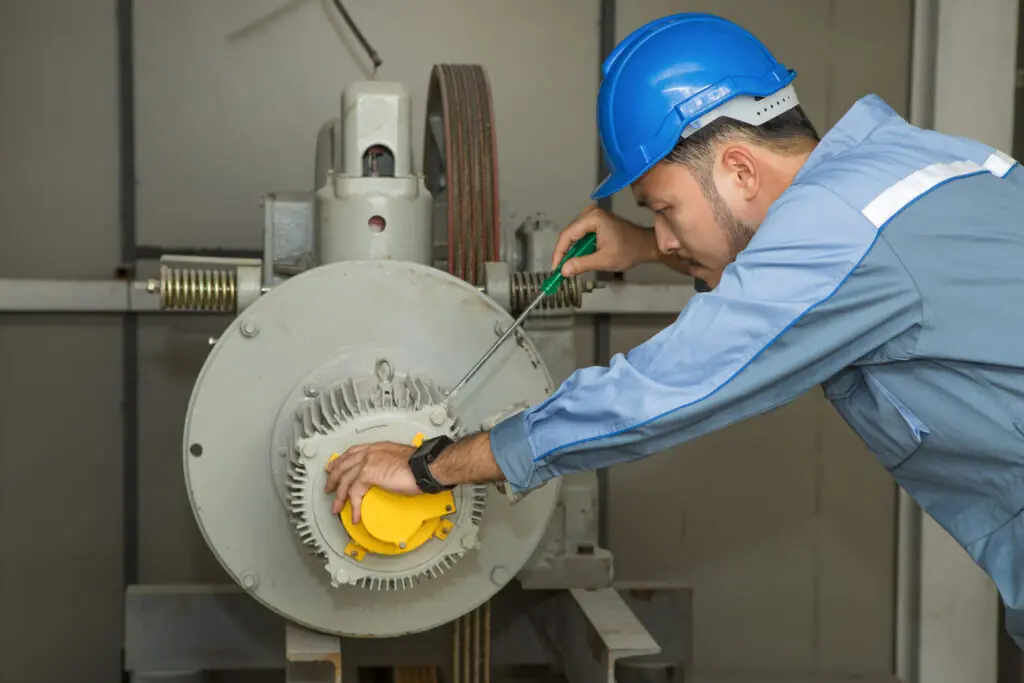 Service aannemer werkt aan de lift